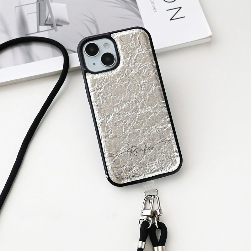 【 壓皺 銀色 手機殼 刻名 】手機斜揹包 手機殼 金屬配件 JE20U - 手機殼/手機套 - 真皮 銀色