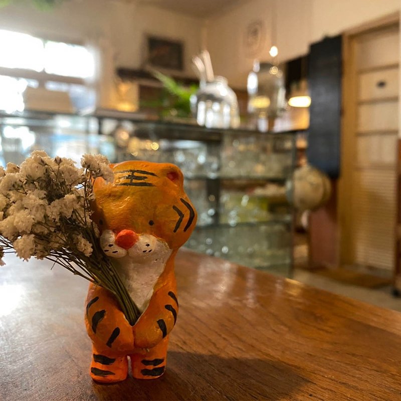[Original hand-made] Tiger Tiger Jin who sends blessings - Japanese stone dust doll - Stuffed Dolls & Figurines - Clay Orange