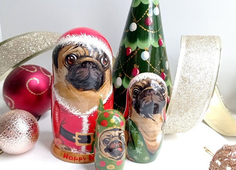 Dog Family Matryoshka, Christmas Gift for Mom, Pug Matryoshka, Dog Lover Gift - ตกแต่งผนัง - ไม้ สีแดง