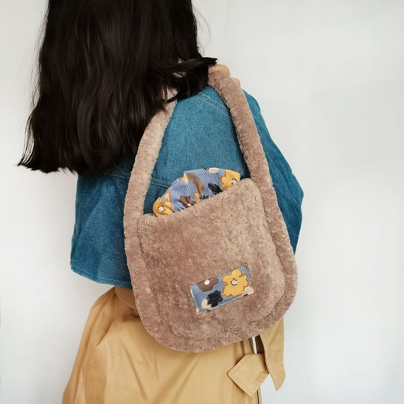 Furry original handmade two-handed single shoulder bag - กระเป๋าถือ - ผ้าฝ้าย/ผ้าลินิน สีนำ้ตาล