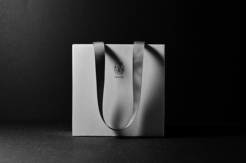 004 Solitude  - 奢華紙袋 LUXURY BAG - 手袋/手提袋 - 紙 銀色