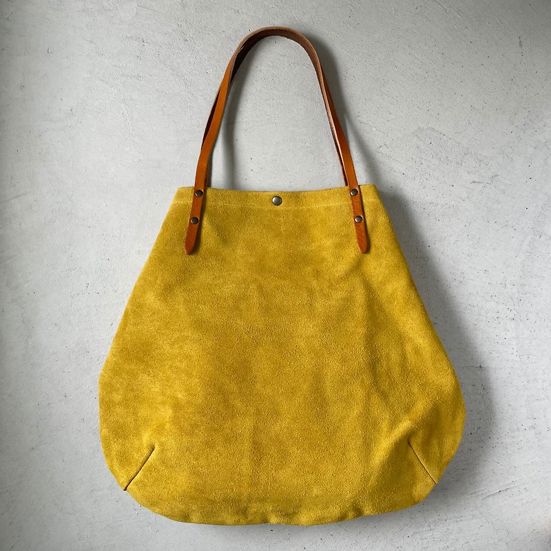 [Resale in 2023] Round tote bag made of cattle floor velor and extra-thick oil slime [Mustard yellow] - กระเป๋าถือ - หนังแท้ สีเหลือง