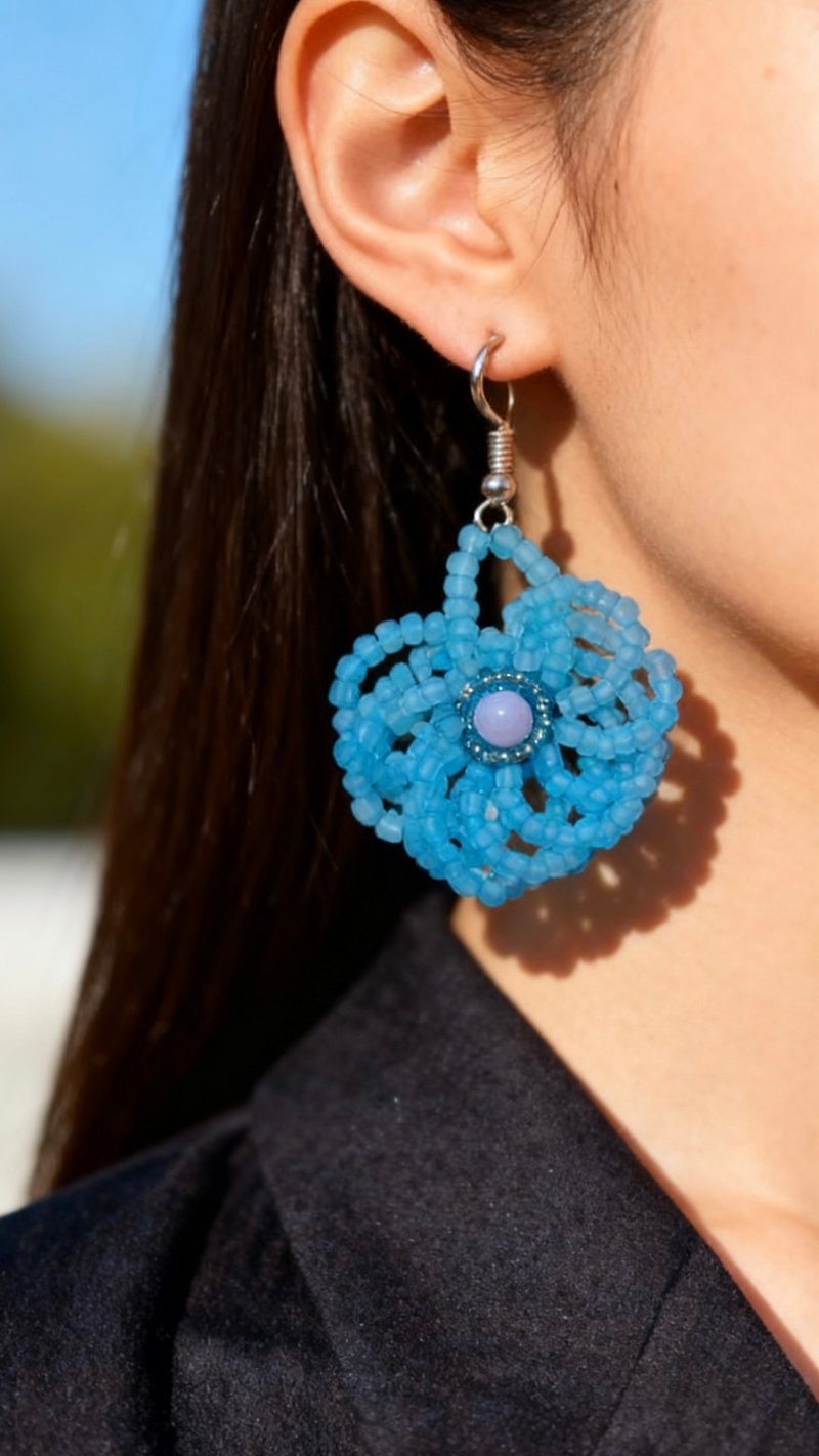 Crystal.EAA 設計款琉璃耳飾 淺海琉璃花團耳環 - 耳環/耳夾/耳骨夾 - 琉璃 白色