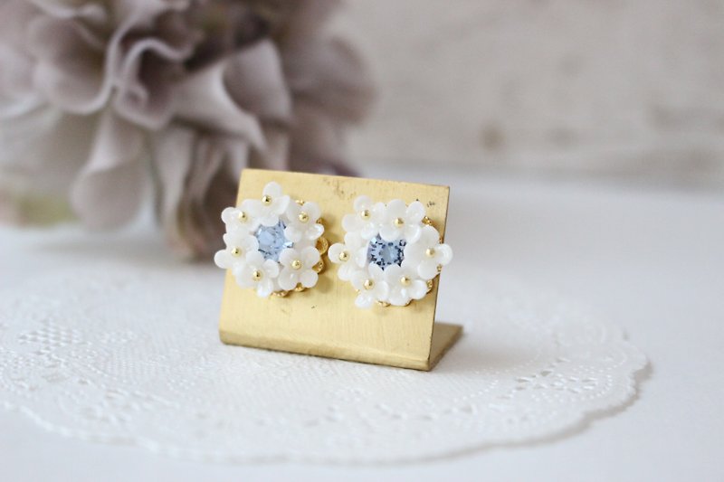 白いお花とブルーのスワロフスキーのブーケピアス - ピアス・イヤリング - 粘土 ホワイト