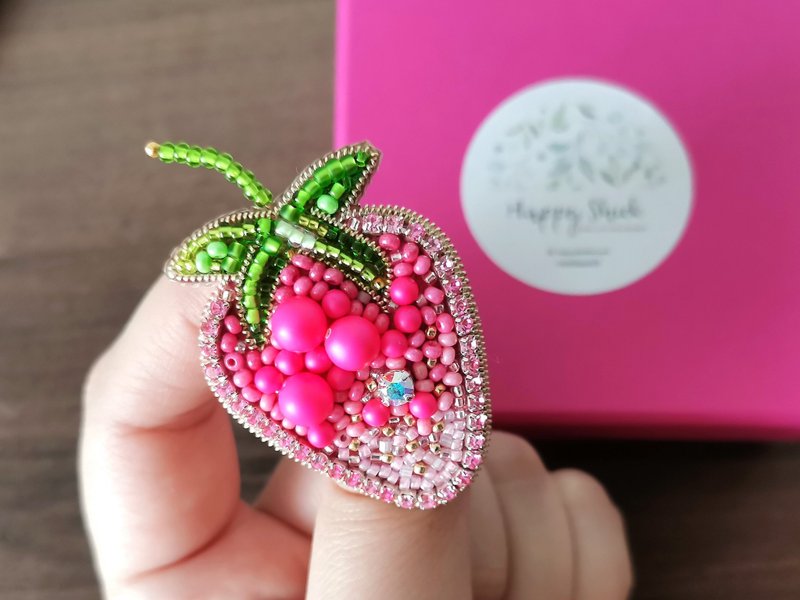 Strawberry jewelry pin handmade brooch beaded - 胸針 - 其他材質 粉紅色