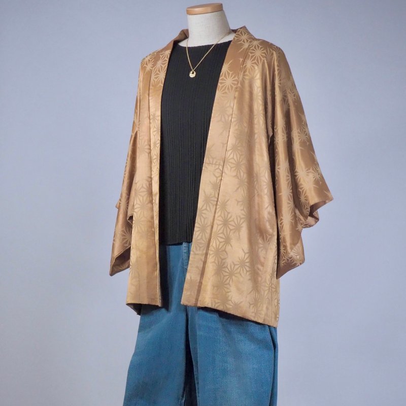 【日本製】 Soft silk Haori, auspicious pattern, champagne silver, gift for her - Women's Casual & Functional Jackets - Silk Gold