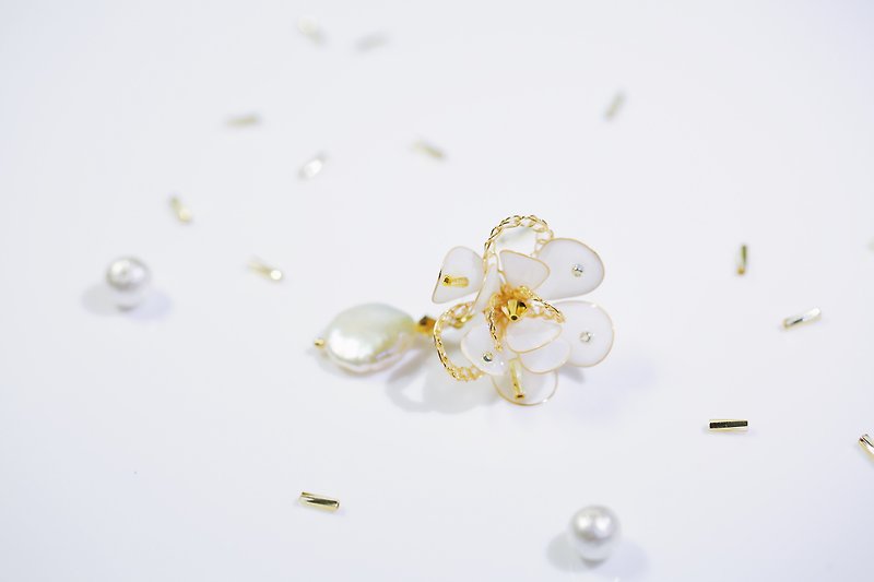 A pair of silk woven winter flower white hand-made jewelry earrings - ต่างหู - เรซิน ขาว