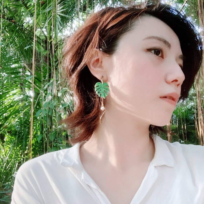 humming-  Monstera Deliciosa/ Plant /Embroidery earrings - ต่างหู - งานปัก สีเขียว