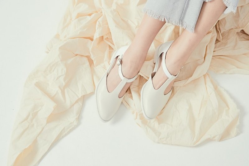 T box basket empty elegant buckle flat leather shoes apricot fight beige - Sandals - Genuine Leather White