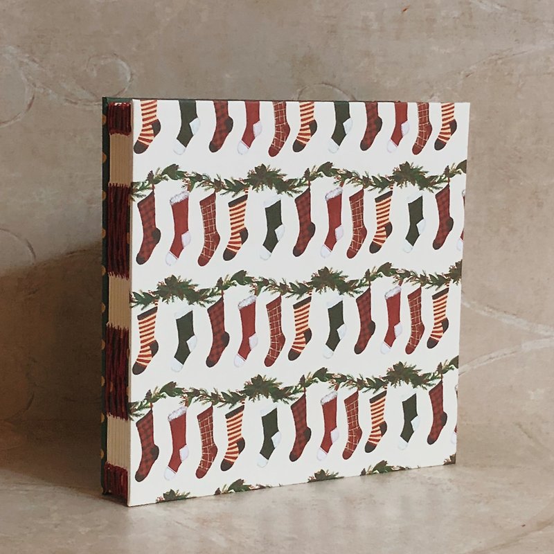 Crocodile Miss Christmas Socks French Handmade Book - สมุดบันทึก/สมุดปฏิทิน - กระดาษ 