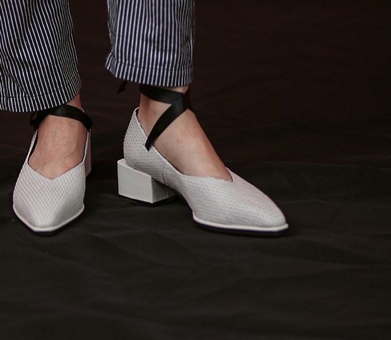 Elegant square with detachable ribbon heel shoes white and black snake pattern - รองเท้าบูทยาวผู้หญิง - หนังแท้ ขาว