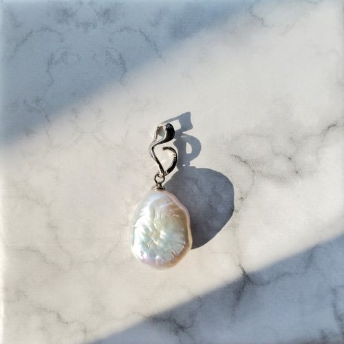Soulrelle 珍珠館 。絲帶飛揚。天然彩虹鏡面珠光。巴洛克淡水珍珠。925純銀項鏈。