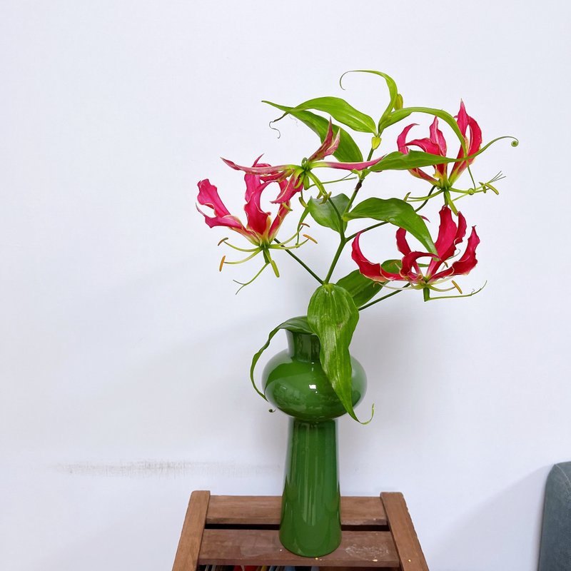 Elegant and stylish glass vase - เซรามิก - แก้ว 