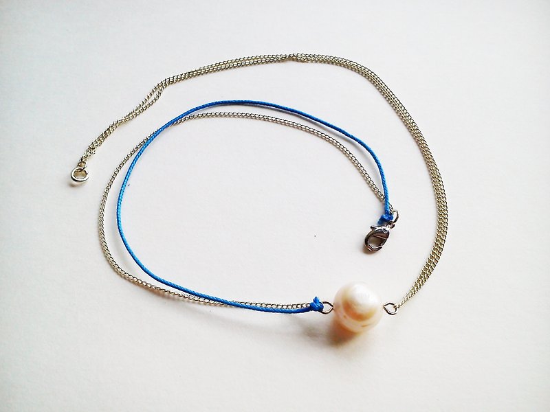Fourteen-inch single point medium blue rope with white chain, our own design freshwater pearl necklace-Sea Breeze series - สร้อยคอ - โลหะ สีน้ำเงิน