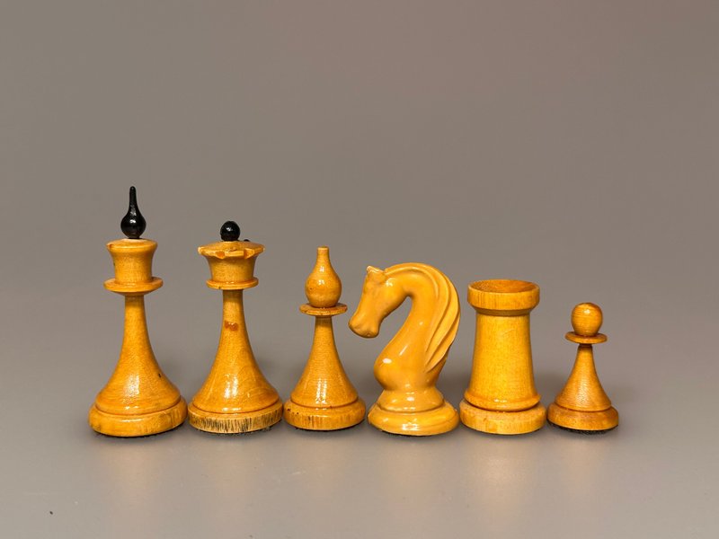 Small Latvian / Morodivian chess set 1965 to 1975 - 桌遊/牌卡 - 木頭 橘色