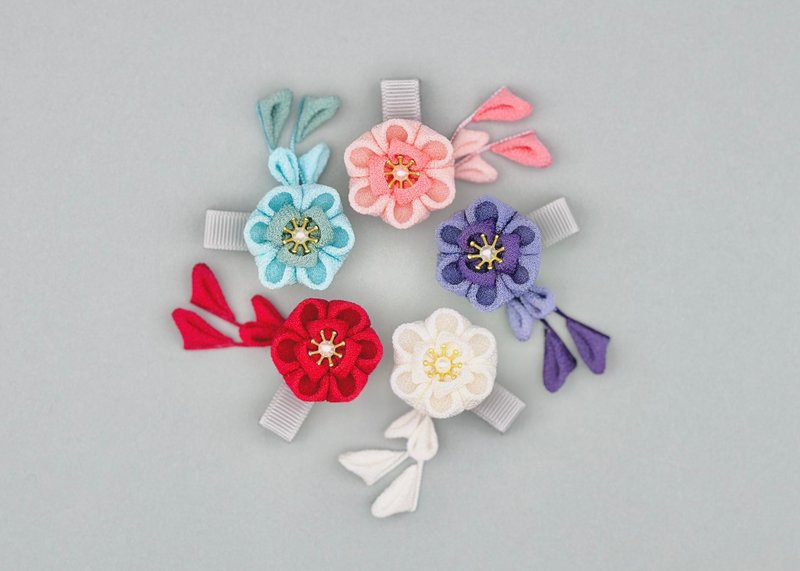 ぷっくりお花のヘアクリップ　ちょこんとかわいい藤下がり付き　ベビークリップ  つまみ細工 七五三　ひなまつり　卒業式 - 嬰兒帽子/髮帶 - 絲．絹 