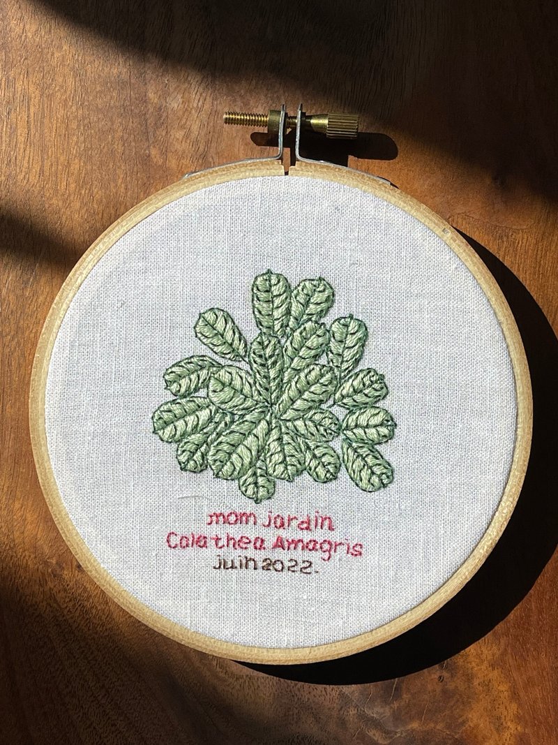 Calathea Amagris hand embroidery with frame - ของวางตกแต่ง - ผ้าฝ้าย/ผ้าลินิน สีเขียว