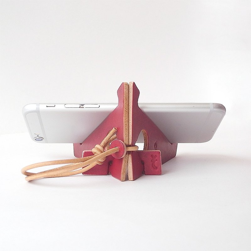 Folding smartphone stand made of Sou dyed leather [zaza] #Plant dyed leather #Selectable alphabet engraving - อื่นๆ - หนังแท้ สีแดง
