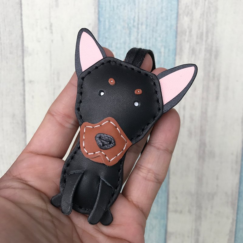 Healing Small Handmade Leather Black Cute Doberman Dog Handmade Sewing Charm Small Size - พวงกุญแจ - หนังแท้ สีดำ
