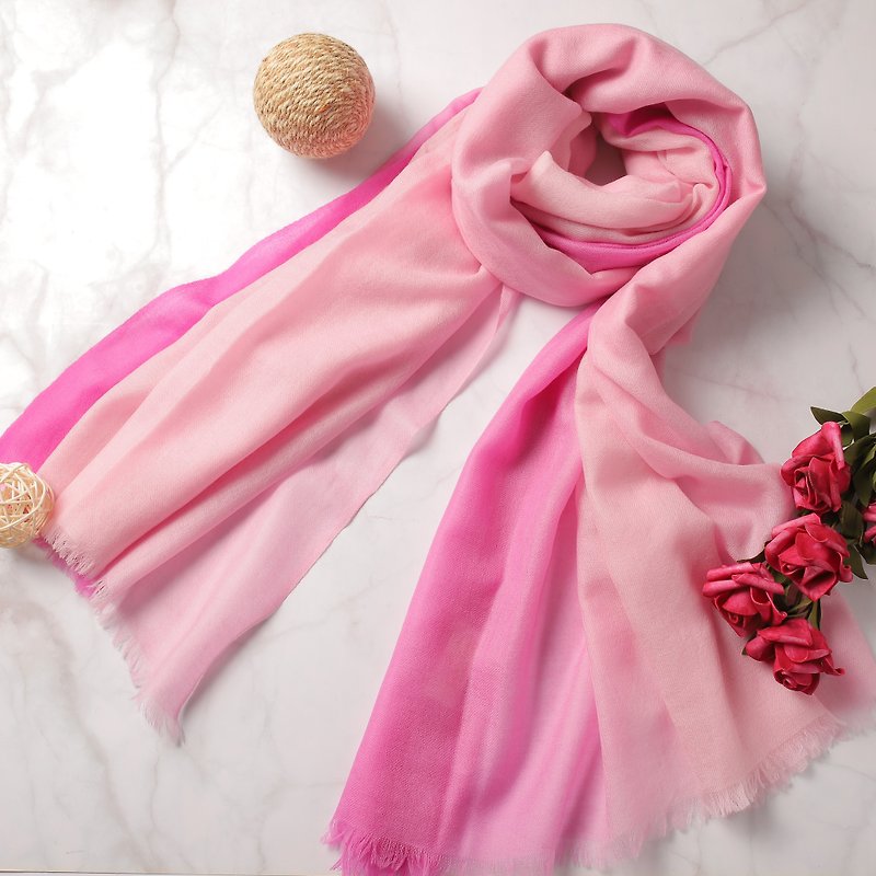 喀什米爾羔羊毛圍巾披肩 薄款漸層戒指絨 淺粉 - 圍巾/披肩 - 羊毛 粉紅色