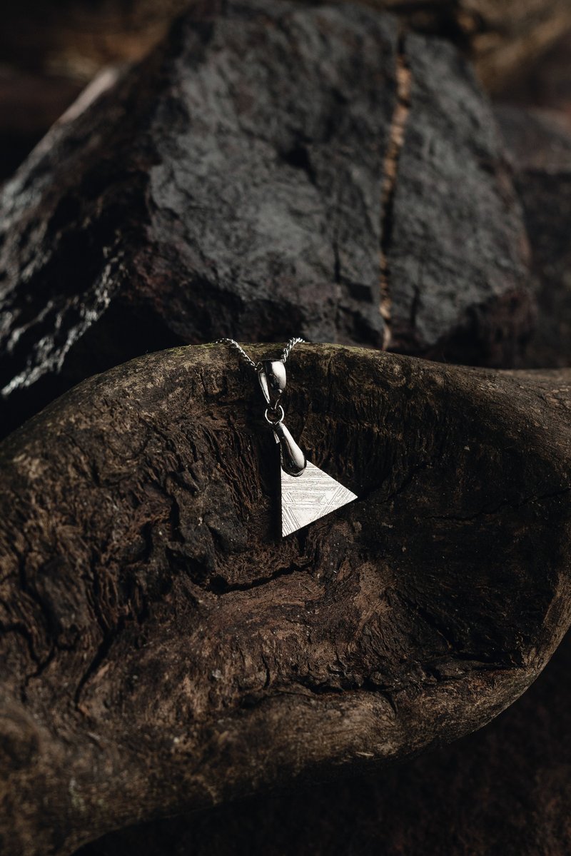 Muonionalusta meteorite small triangle pendant - Necklaces - Other Materials 