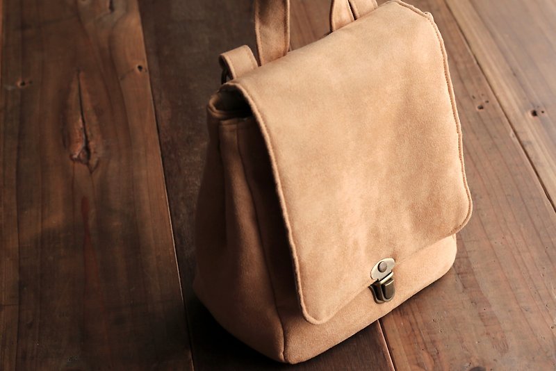 Chez. Designer Handbags - Pocket Back - กระเป๋าเป้สะพายหลัง - เส้นใยสังเคราะห์ หลากหลายสี