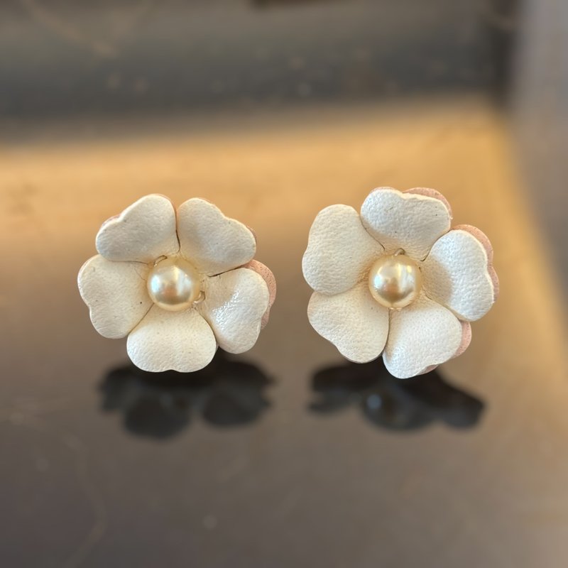 Leather flower earrings two-tone cherry blossom Austrian pearl earrings - ของวางตกแต่ง - หนังแท้ หลากหลายสี