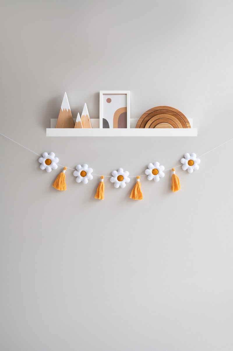 Flower garland, daisy party decor, tassel garland, boho nursery decor - ของเล่นเด็ก - วัสดุอีโค ขาว