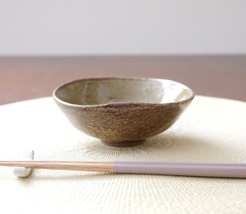 On Sale / Straw Ash Glazed Mitsuba Small Bowl - Bowls - Pottery Brown