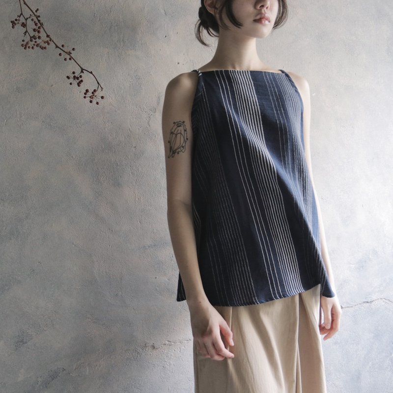 Lace-up striped sleeveless vest striped blue - เสื้อกั๊กผู้หญิง - ผ้าฝ้าย/ผ้าลินิน สีน้ำเงิน