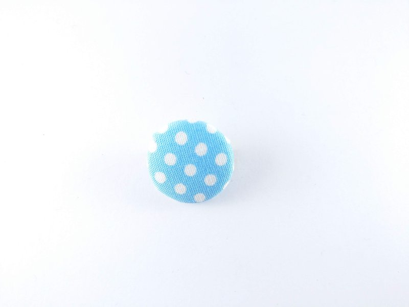 天空藍白雪點點-布包釦別針 胸針 織物徽章 布料鈕扣包 - 胸針 - 其他材質 透明