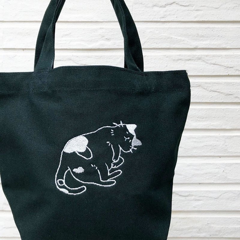 [Illustration Style] Embroidery - The Tired Cat | Dark Green Small Tote_Canvas Bag Made in Taiwan - กระเป๋าถือ - ผ้าฝ้าย/ผ้าลินิน สีดำ