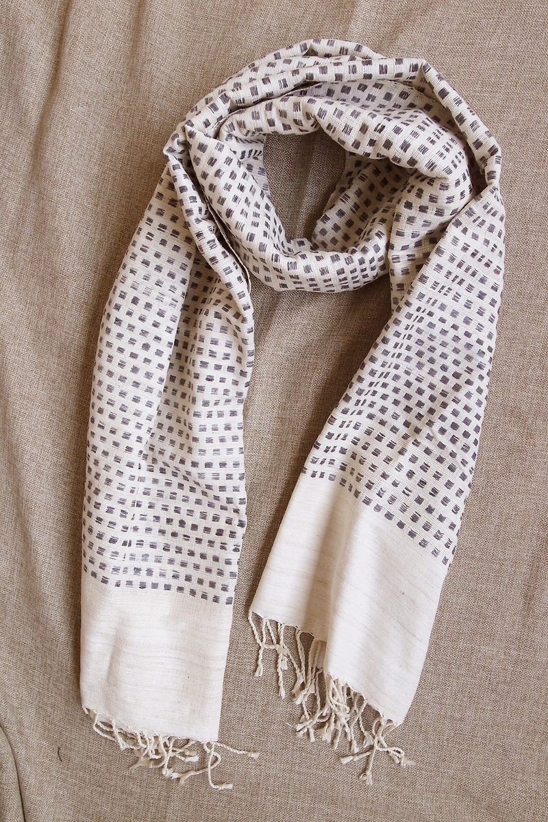 【樂拍子】印度 手織 蠶絲 披肩 圍巾（方塊_灰） - 絲巾 - 絲．絹 灰色