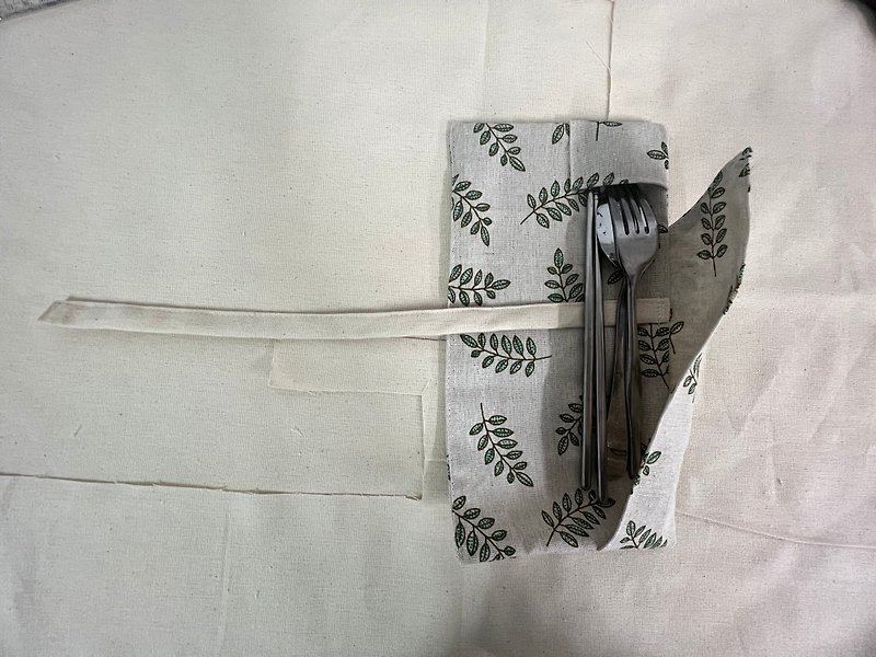 The cutlery bag pressed on the belt - cotton and linen leaves - too lazy to retouch the picture - just practical - the cutlery is just a model - Cutlery & Flatware - Cotton & Hemp Multicolor