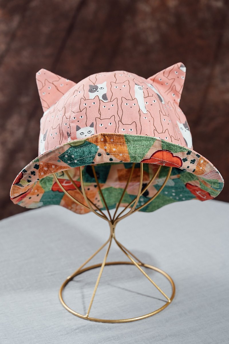 人戴的貓帽 雙面皆可戴 外面粉色貓 翻過來好春天 一秒變花好簡單 - 帽子 - 棉．麻 粉紅色