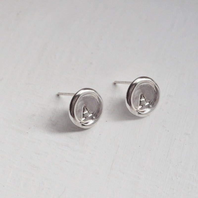 封蠟字母貼耳式耳環-純銀 - 耳環/耳夾 - 其他金屬 銀色