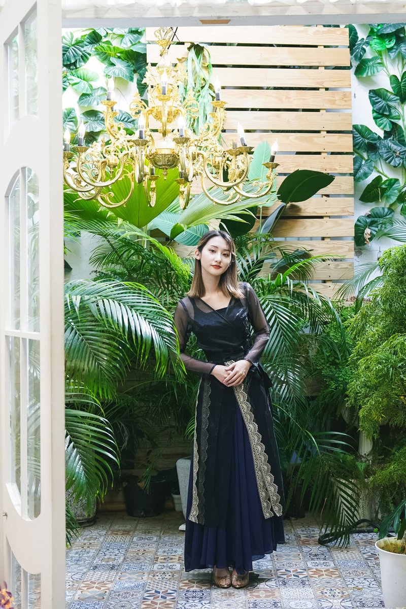 Mark is a dashing female general wearing an organza pressed gold embroidered water-soluble lace inner chiffon dress. - ชุดเดรส - ผ้าฝ้าย/ผ้าลินิน สีน้ำเงิน