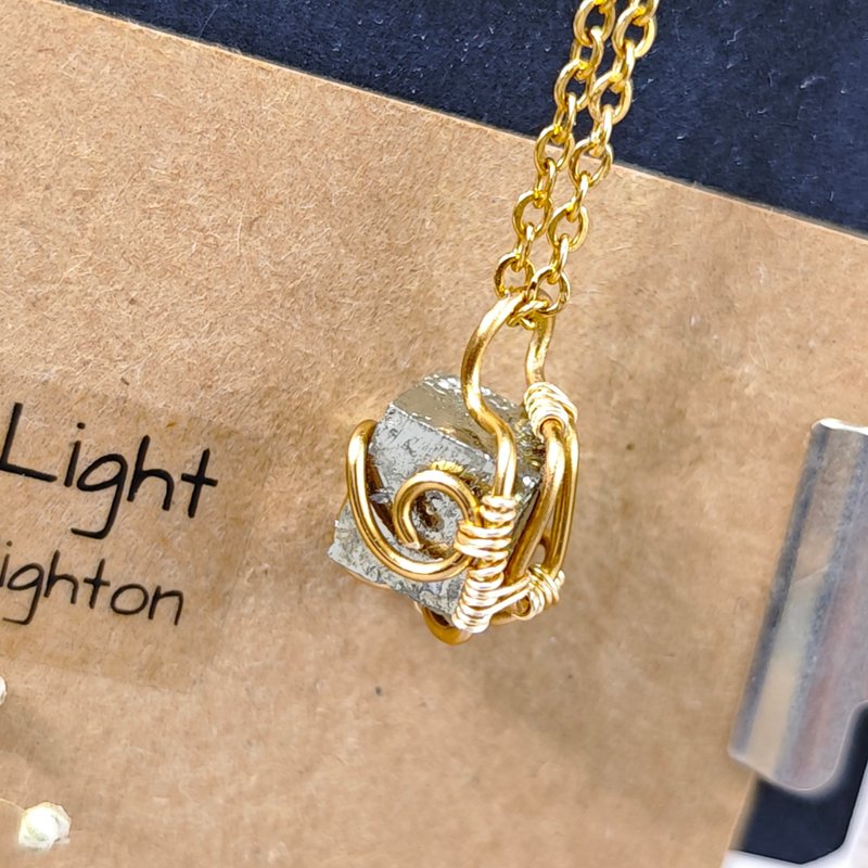 黃鐵礦原礦項鍊 藝術銅線手工纏繞 不鏽鋼鍊 - 項鍊 - 銅/黃銅 金色