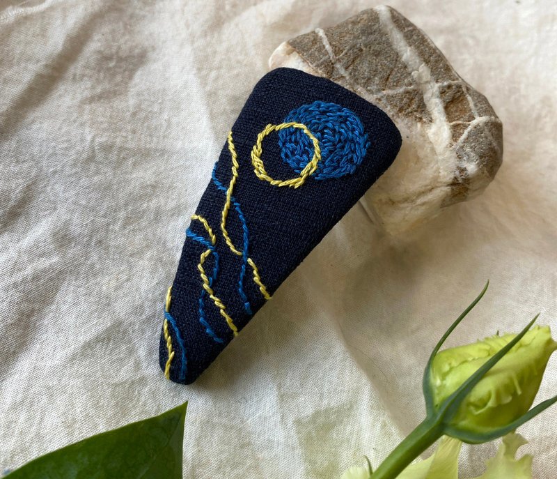 : 海島月色 : 刺繡髮夾 BB夾 包布髮飾 藍色 手工花布丨之地 - 髮夾/髮圈 - 棉．麻 藍色