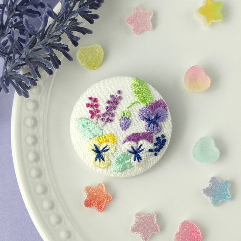 小さくて可愛いビオラ、パンジーの刺繍ブローチ　白 - 胸針 - 棉．麻 紫色