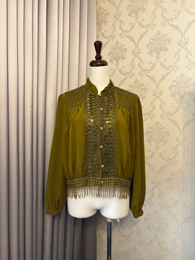 European style fringed lace vintage shirt made in Japan - เสื้อเชิ้ตผู้หญิง - เส้นใยสังเคราะห์ 