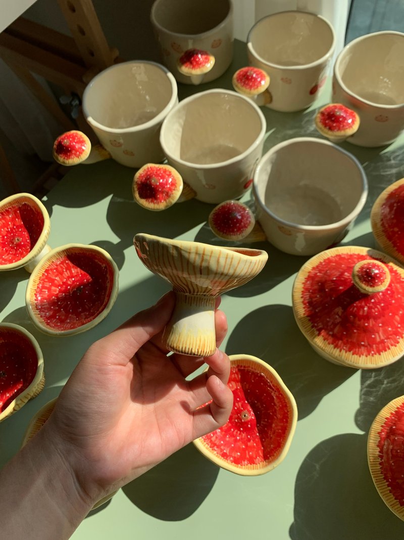 Mushroom Head Jewelry Holder size S - 花瓶/花器 - 陶 紅色