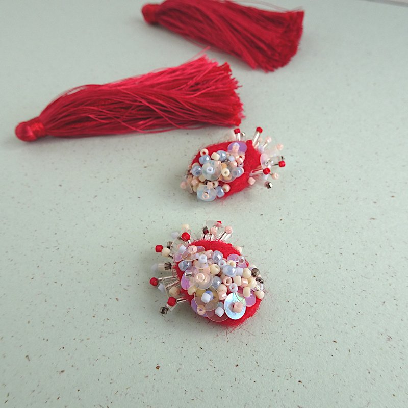 Silk and cotton tassel  with wool and bead embroidery Choice of hardware - ต่างหู - งานปัก สีแดง