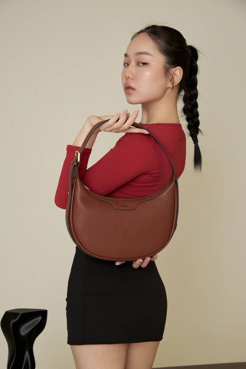 LUNA meniscus bag-coffee - กระเป๋าแมสเซนเจอร์ - หนังแท้ สีนำ้ตาล