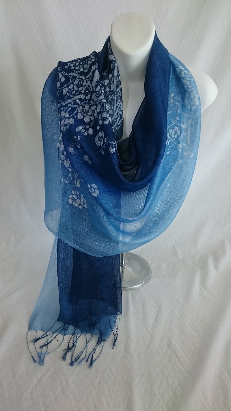 The Fragrance of Plum Flowers Scarf in Paper-pattern Soybean Paste Resist Dyeing - Scarves - Wool Blue