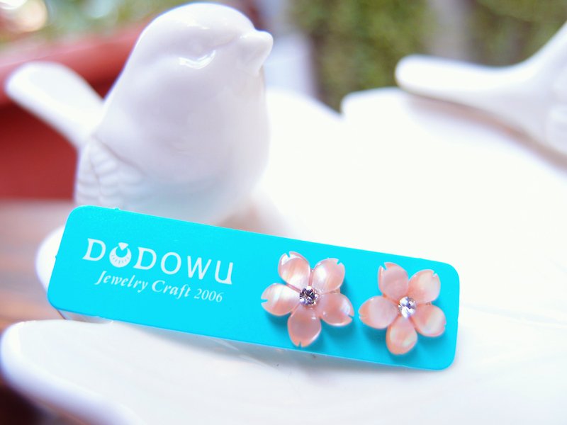 「DODOWU手作りの宝石の光」 - 小さな女性[※※手彫りのロマンチックなリップシェルピアス●]は、クリップオン/ 316L鋼のアレルギーを変更することができます - ピアス・イヤリング - 紙 ピンク