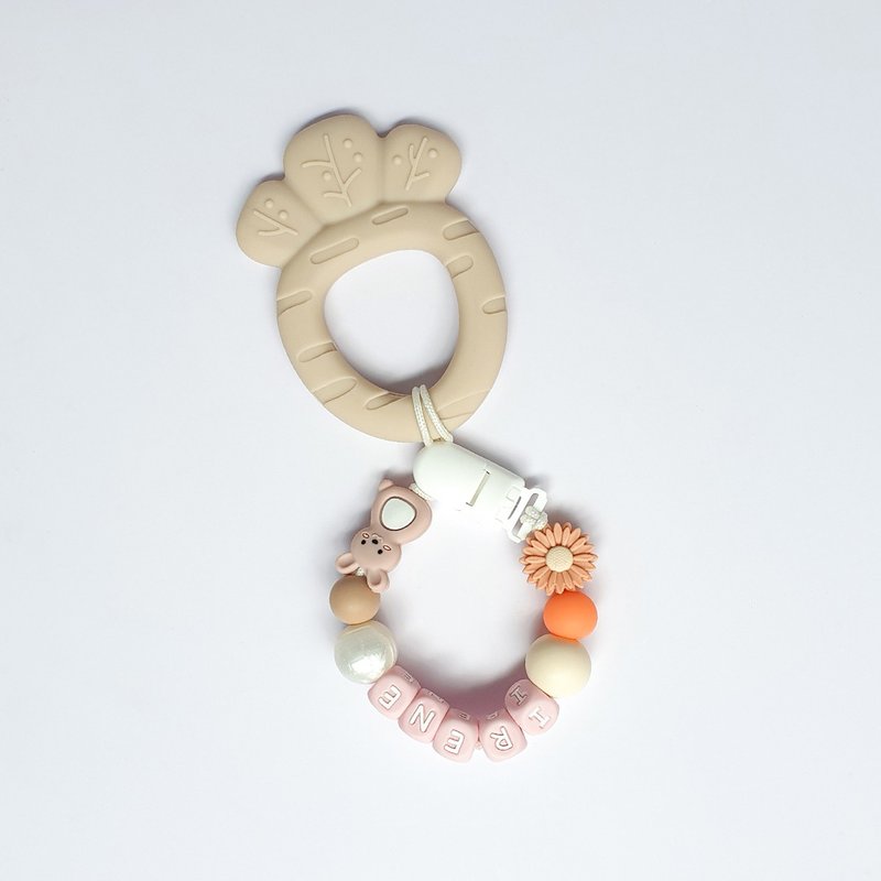 客製化 IRENE 粉色字母 雛菊 小兔子 米色紅蘿蔔固齒器 / 奶嘴鏈 - 寶寶/兒童玩具/玩偶 - 其他材質 粉紅色
