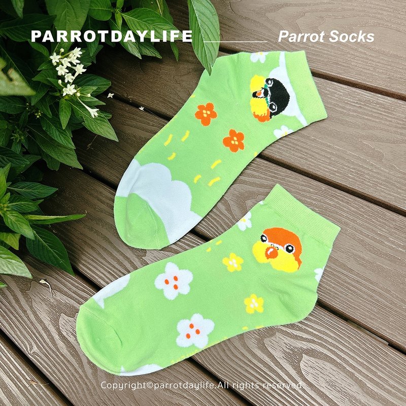 Socks / White-bellied Parrot Green Flower Illustration Socks - ถุงเท้า - ผ้าฝ้าย/ผ้าลินิน 