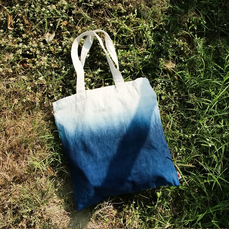 【Mother's Day Gift】Handmade Gradient Blue Dyed A4 Canvas Bag - Messenger Bags & Sling Bags - Cotton & Hemp Gold