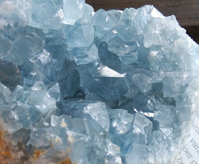 方解石を含むブルーセレスティンクリスタル。